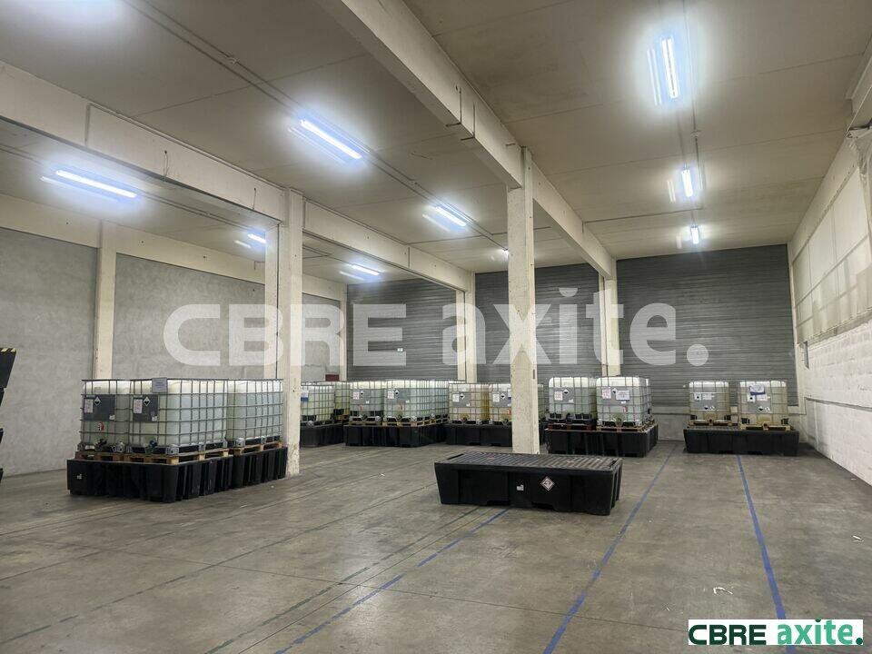 Entrepôts de 8 148 m² à vendre à Saint-Quentin-Fallavier, photo 2 sur 4