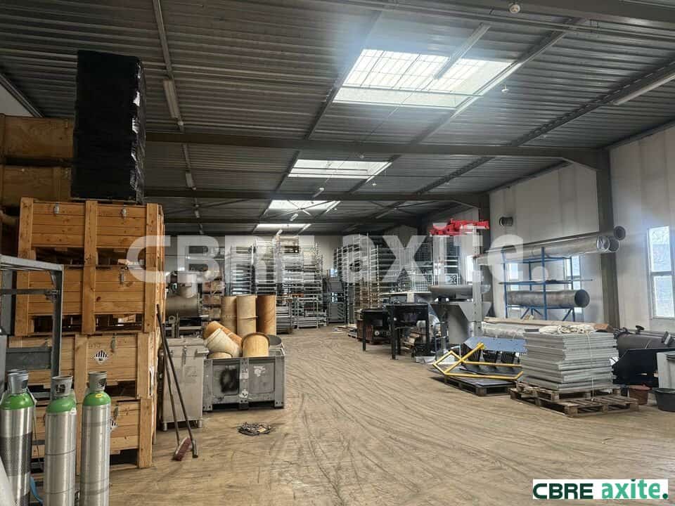Entrepôts de 8 148 m² à vendre à Saint-Quentin-Fallavier, photo 3 sur 4