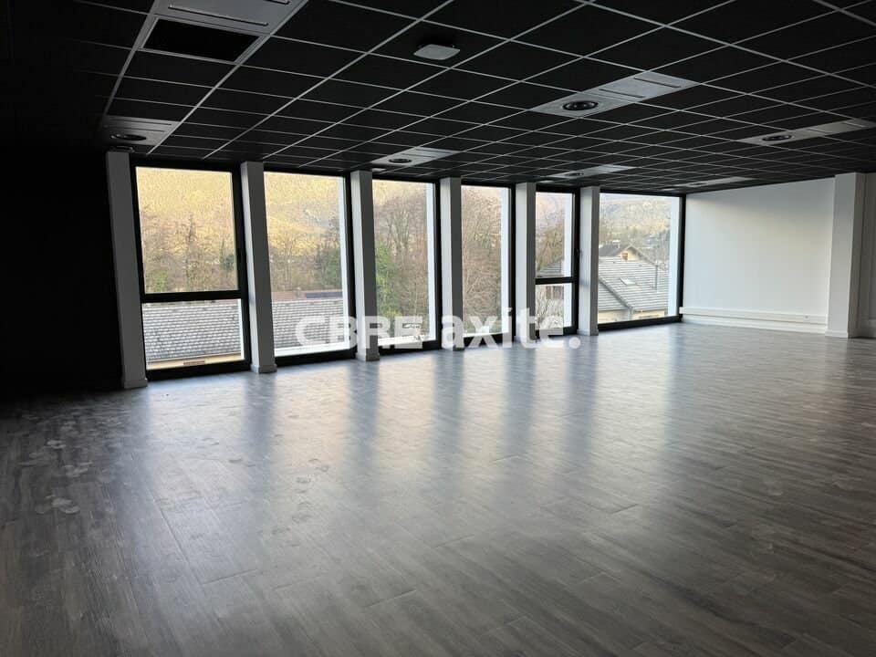 Bureaux de 106 m² à louer à Challes-les-Eaux, photo 2 sur 7