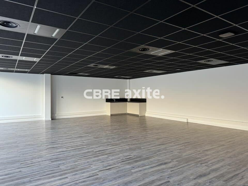 Bureaux de 106 m² à louer à Challes-les-Eaux, photo 3 sur 7