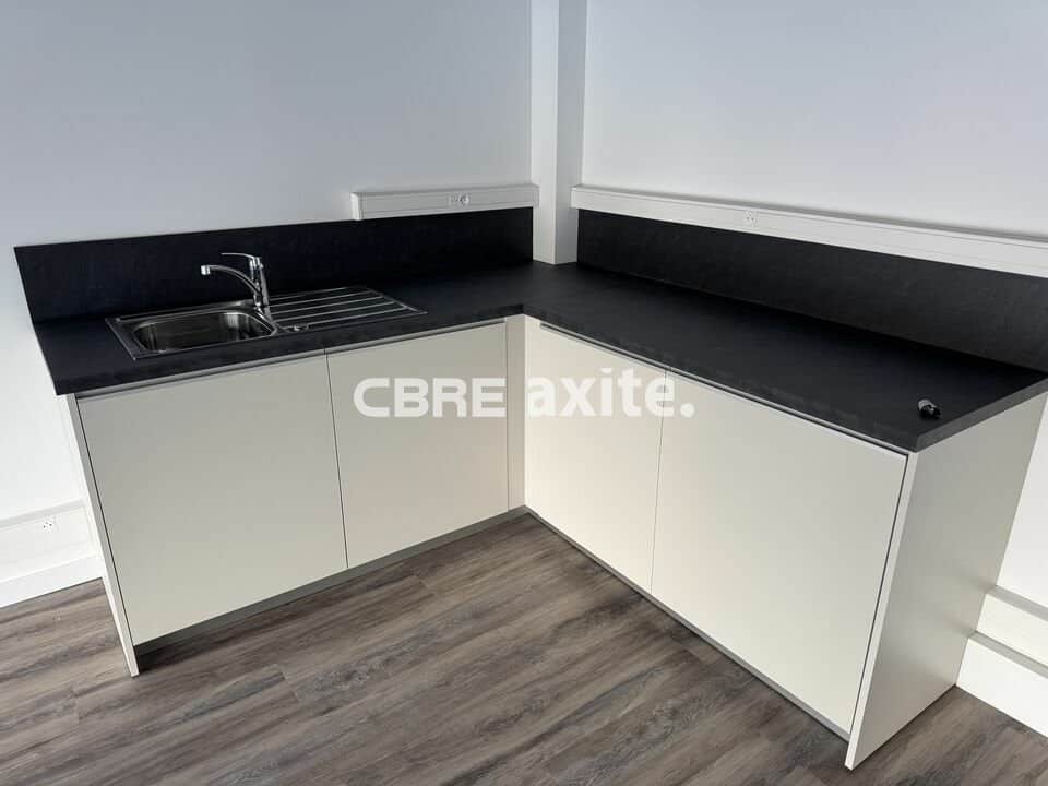 Bureaux de 106 m² à louer à Challes-les-Eaux, photo 5 sur 7