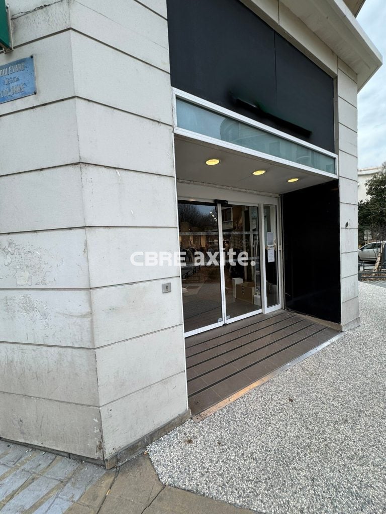 Local commercial de 465 m² à louer à Chambéry, photo 3 sur 8