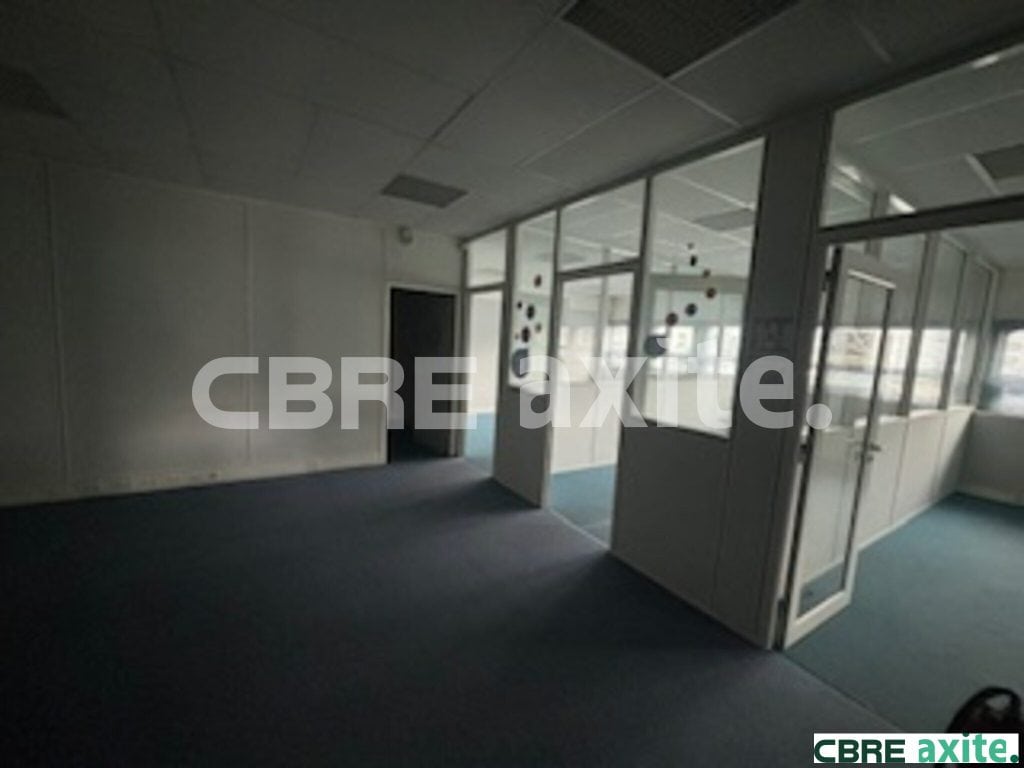 Bureaux de 88 m² à louer à Villefontaine, photo 2 sur 3
