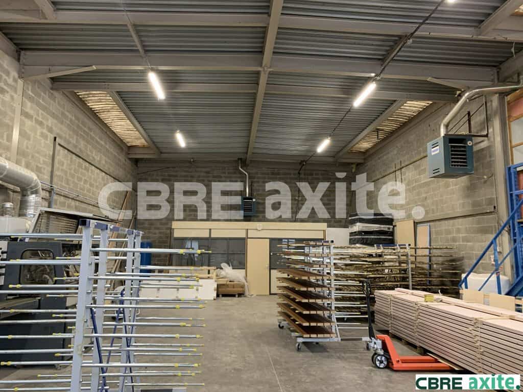 Local d’activité de 199,6 m² à louer à Rochetoirin, photo 2 sur 2