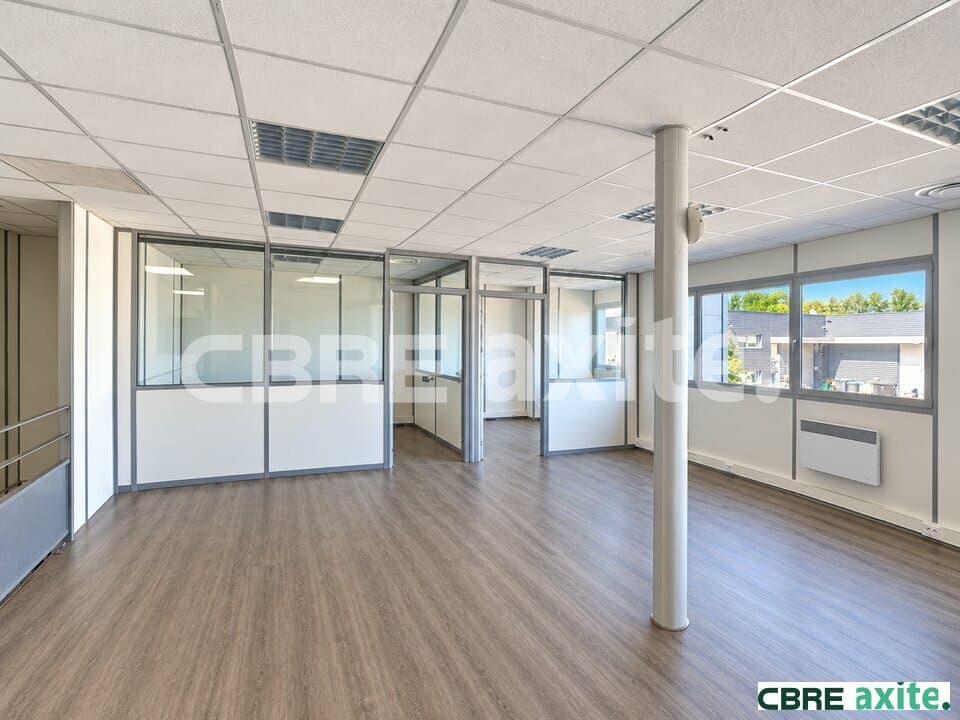 Local d’activité de 545 m² à louer à Fontaine, photo 2 sur 4