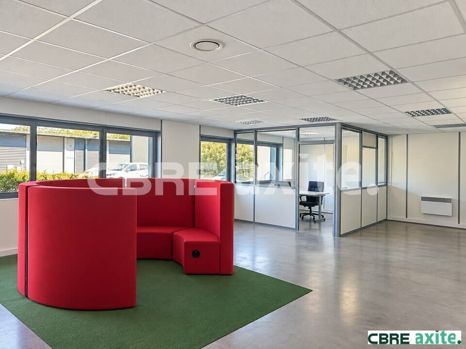 Local d’activité de 545 m² à louer à Fontaine, photo 3 sur 4
