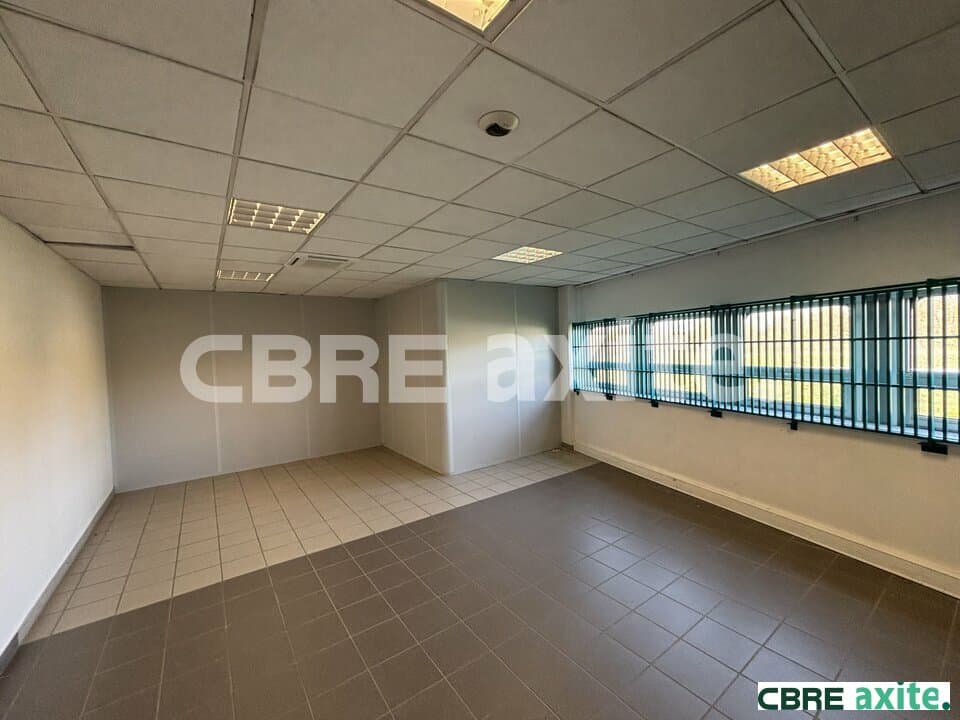 Local d’activité de 387 m² à louer à Villefontaine, photo 7 sur 8