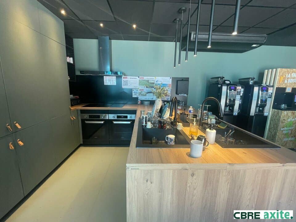 Bureaux de 244 m² à louer à Fontaine, photo 2 sur 8