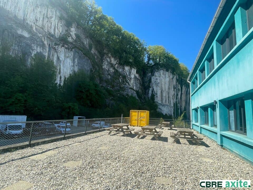 Bureaux de 244 m² à louer à Fontaine, photo 5 sur 8