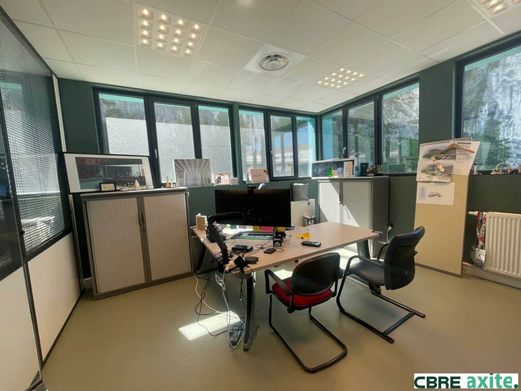 Bureaux de 244 m² à louer à Fontaine, photo 7 sur 8