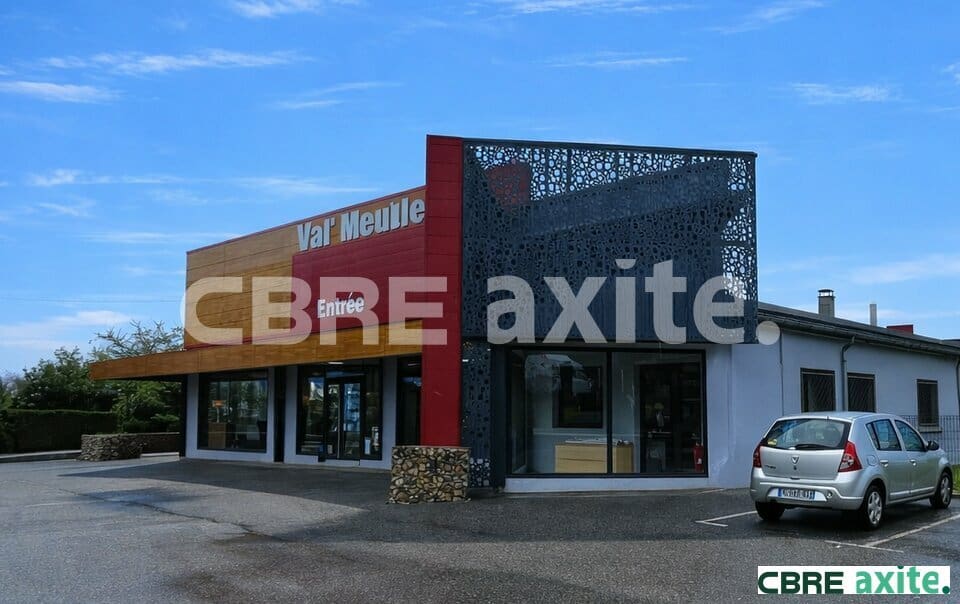 Local commercial de 1 990 m² à vendre au Pont-de-Beauvoisin, photo 2 sur 5