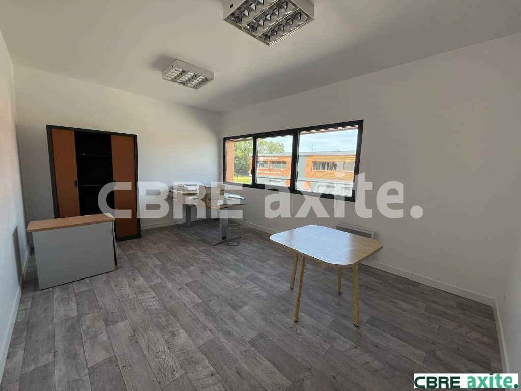 Local d’activité de 68 à 310 m² à vendre à Vaulx-Milieu, photo 2 sur 2