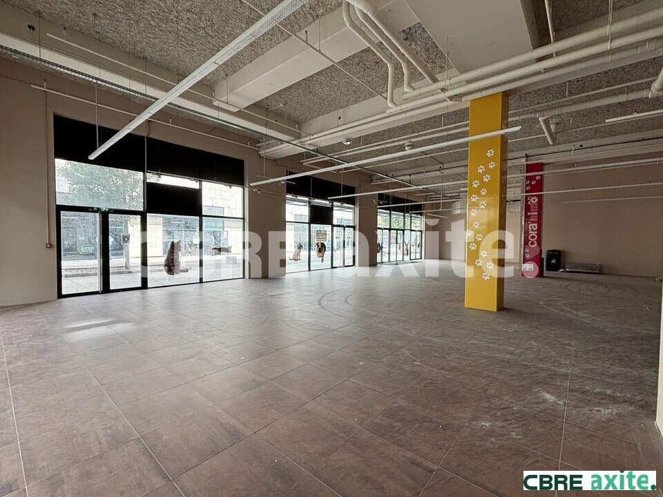 Local commercial de 296 m² à louer à Bourgoin-Jallieu, photo 2 sur 6