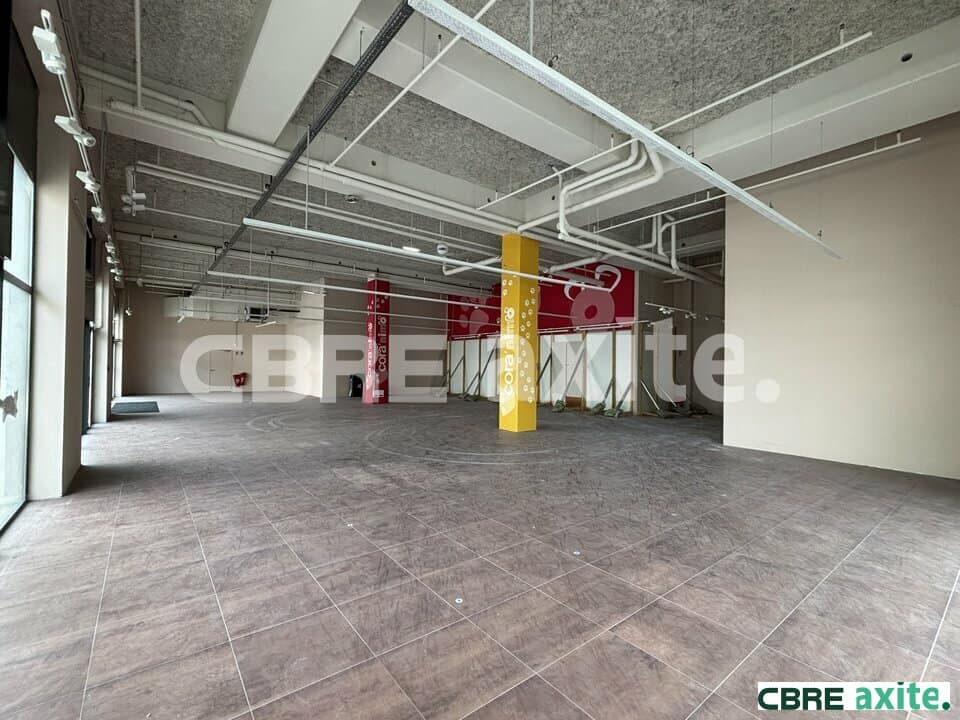 Local commercial de 296 m² à louer à Bourgoin-Jallieu, photo 3 sur 6
