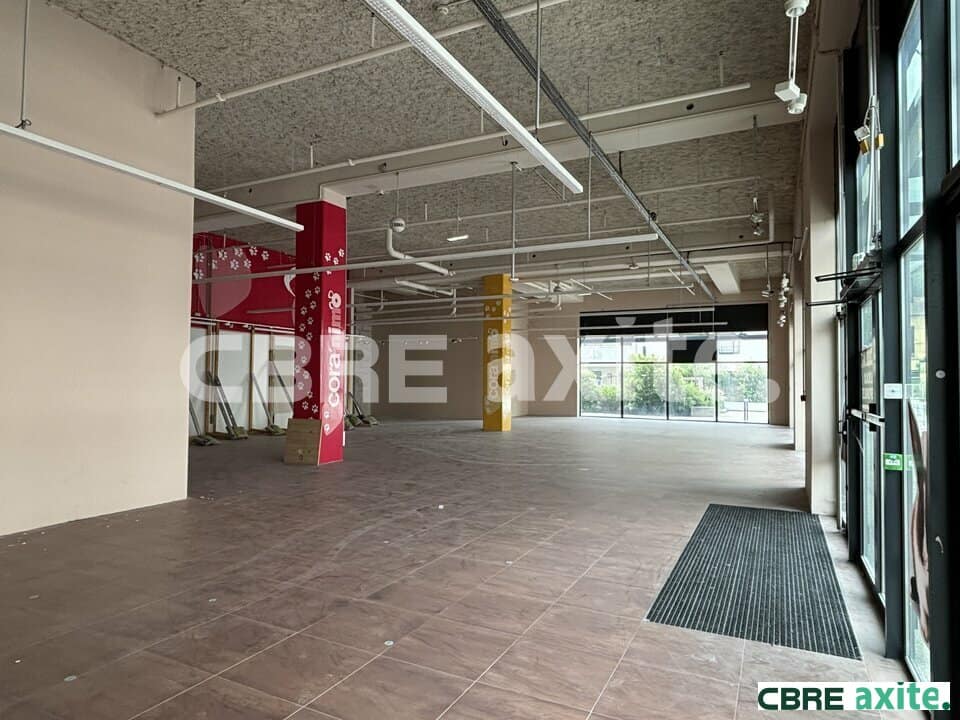 Local commercial de 296 m² à louer à Bourgoin-Jallieu, photo 4 sur 6