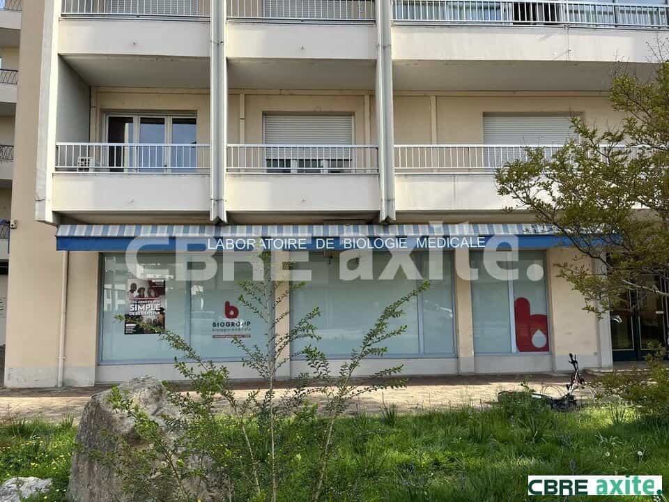 Local commercial de 236 m² à vendre à Bourgoin-Jallieu, photo 2 sur 5