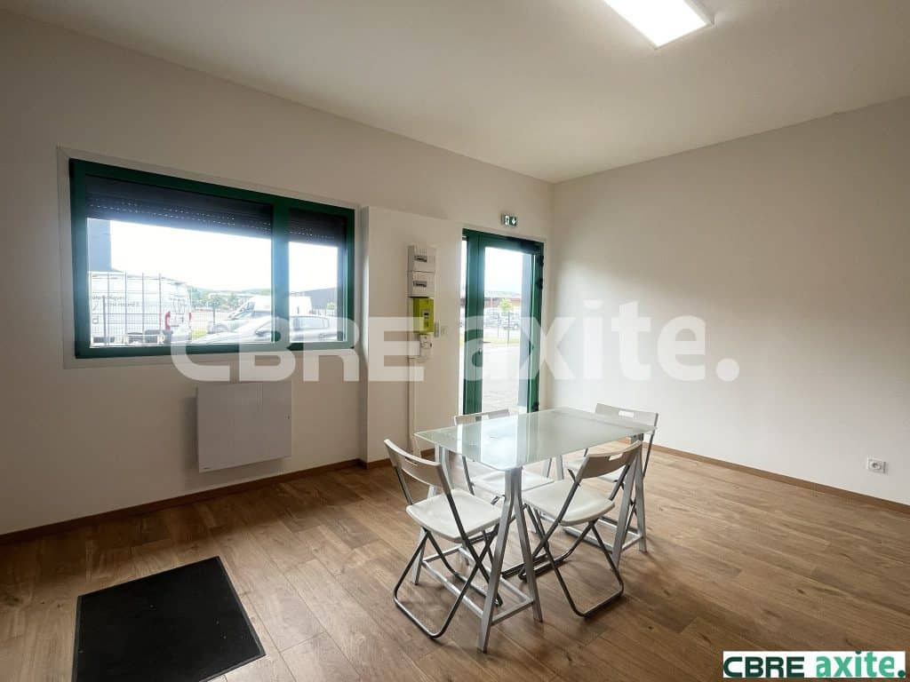 Local d’activité de 204 m² à louer à Villemoirieu, photo 2 sur 4