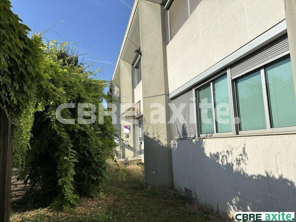 Bureaux de 418 m² à louer à Bourgoin-Jallieu, photo 2 sur 3