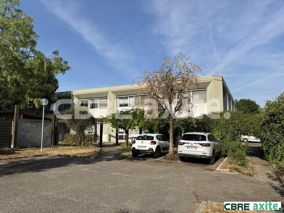 Bureaux de 418 m² à louer à Bourgoin-Jallieu, photo 3 sur 3