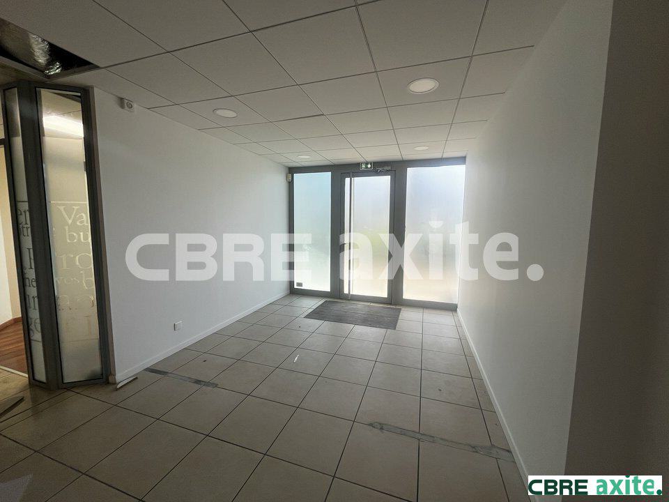 Local commercial de 98 m² à vendre à Villefontaine, photo 2 sur 4
