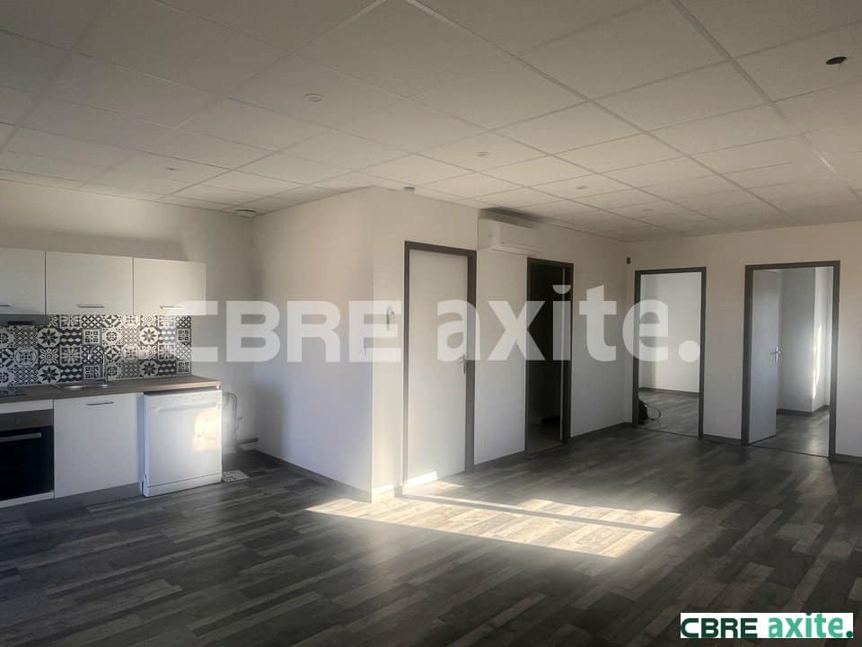 Bureaux de 77 m² à louer à Heyrieux, photo 2 sur 4