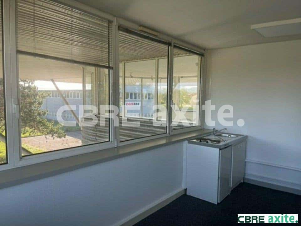 Bureaux de 170 m² à louer à Villefontaine, photo 2 sur 3