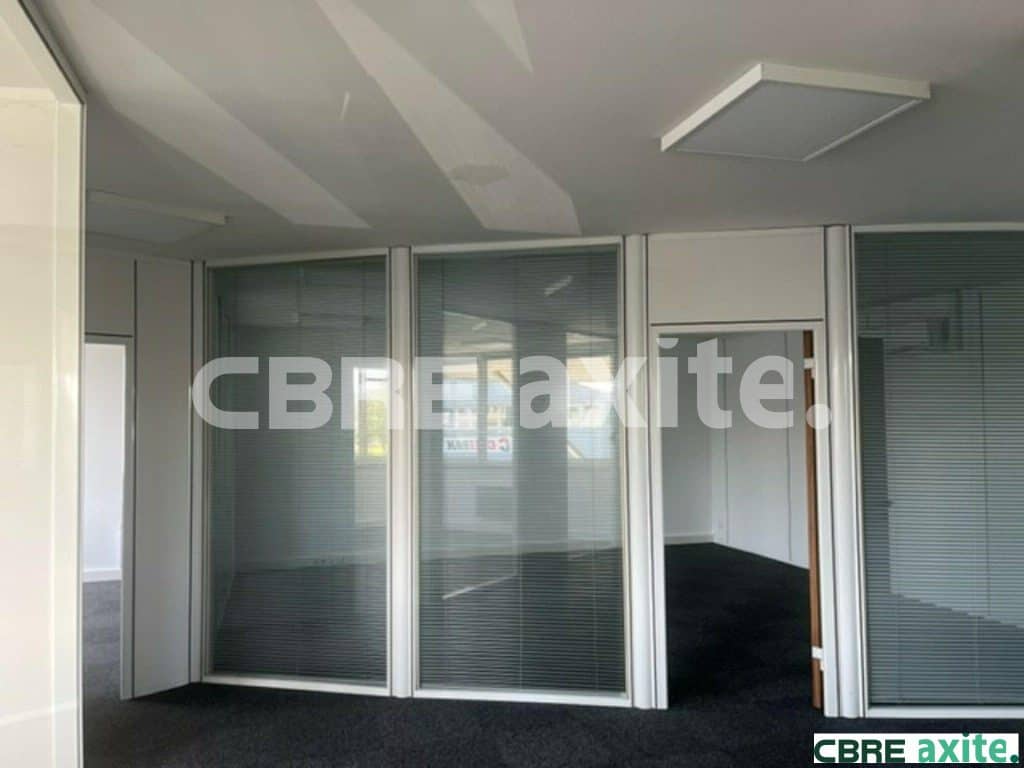Bureaux de 170 m² à louer à Villefontaine, photo 3 sur 3