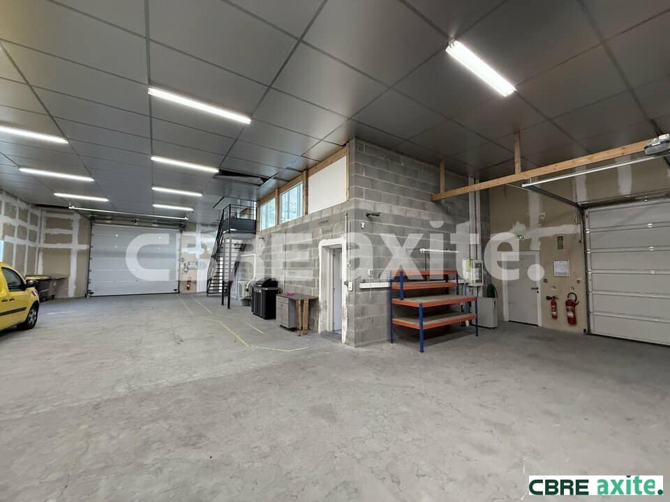 Local d’activité de 350 m² à louer à Nivolas-Vermelle, photo 2 sur 8