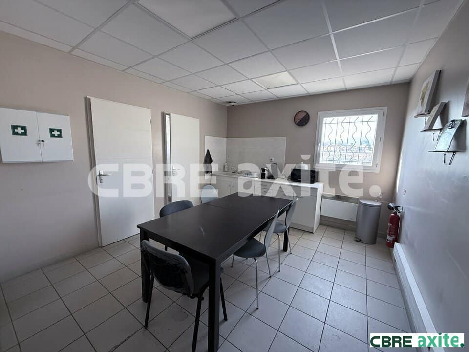Local d’activité de 350 m² à louer à Nivolas-Vermelle, photo 5 sur 8