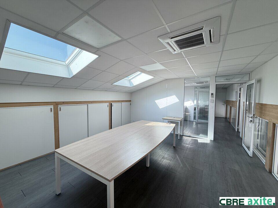 Local d’activité de 350 m² à louer à Nivolas-Vermelle, photo 6 sur 8