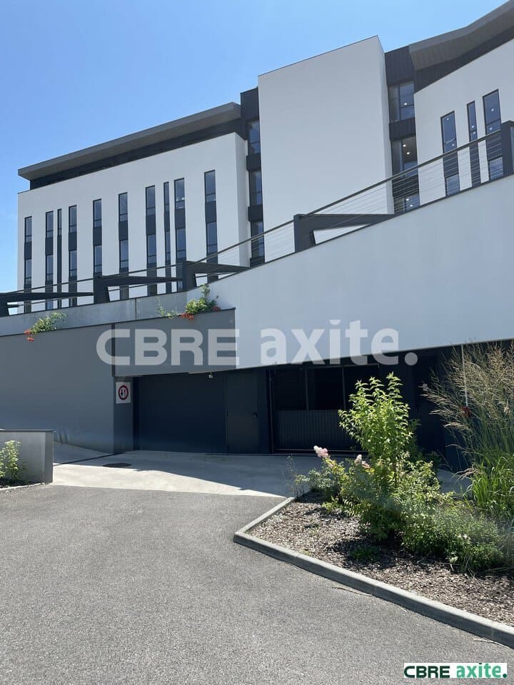Bureaux de 173 à 925,5 m² à vendre à Voiron, photo 3 sur 8