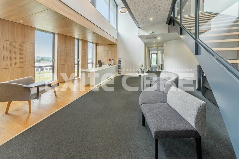 Bureaux de 68 m² à louer à Bourgoin-Jallieu, photo 2 sur 4