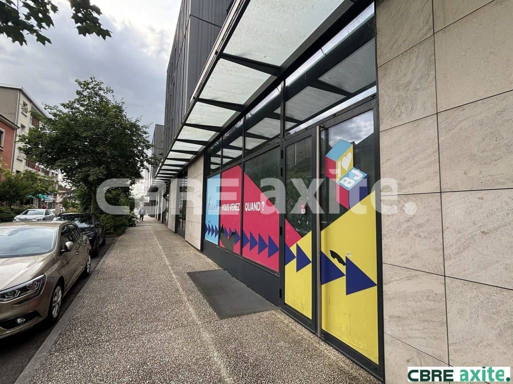 Local commercial de 472 m² à louer à Bourgoin-Jallieu, photo 4 sur 4