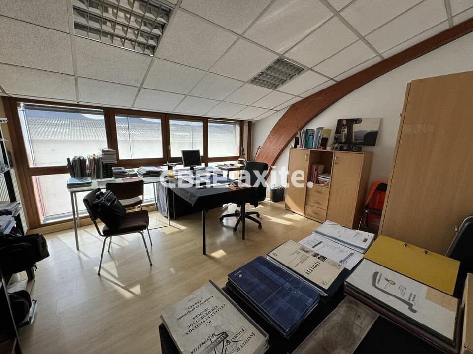 Local commercial de 708 m² à vendre à Barby, photo 2 sur 5