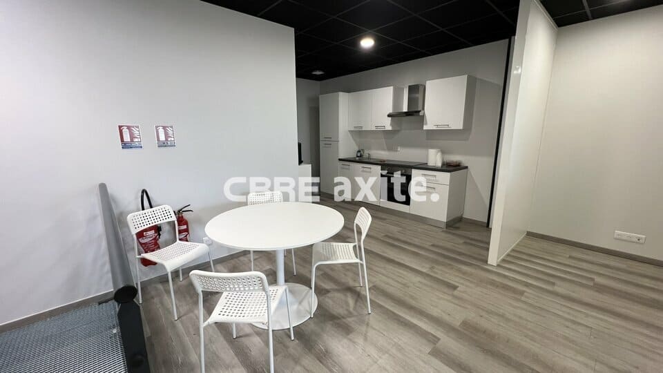 Local d’activité de 351 m² à vendre à Sainte-Hélène-du-Lac, photo 2 sur 6