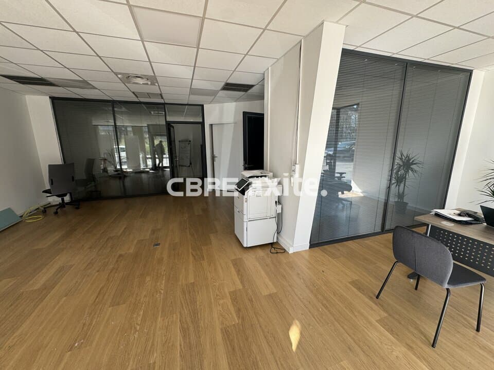 Local commercial de 85,6 m² à louer à Chambéry, photo 2 sur 5