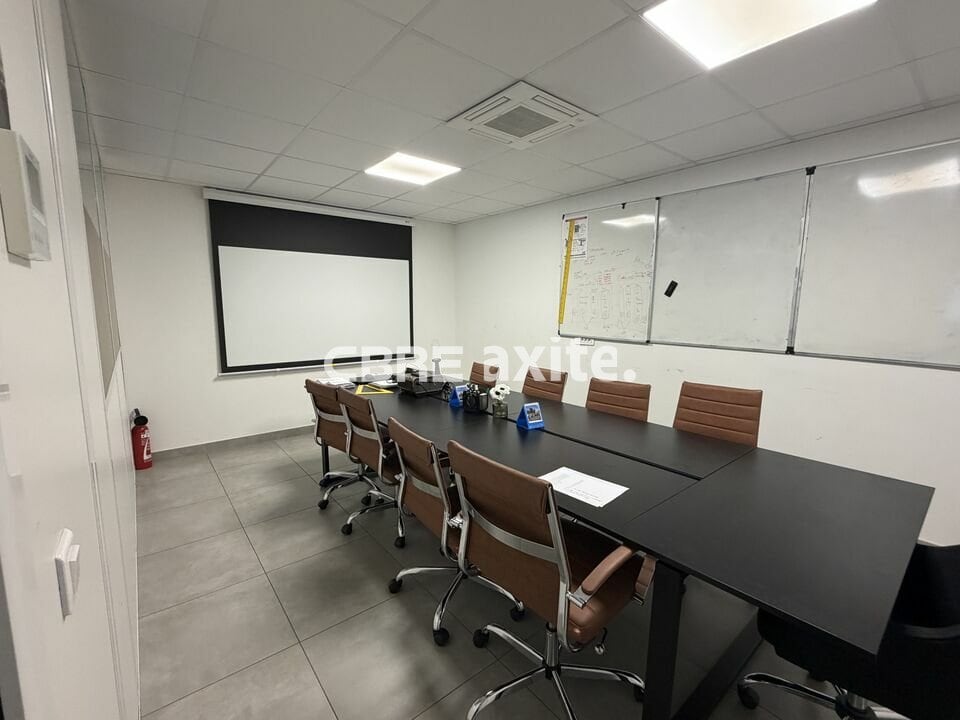 Bureaux de 335 m² à louer à La Motte-Servolex, photo 2 sur 5
