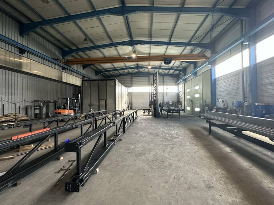 Local d’activité de 1 200 à 3 200 m² à louer à Sainte-Hélène-du-Lac, photo 2 sur 3