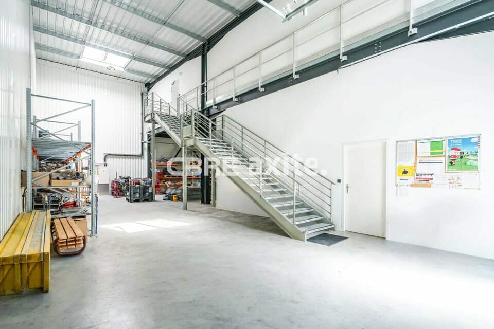 Local d’activité de 305 m² à vendre à Méry, photo 3 sur 8