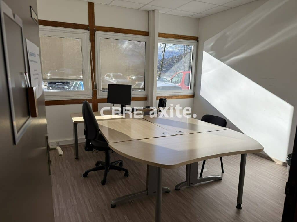 Local d’activité de 16 162 m² à vendre à La Rochette, photo 2 sur 6