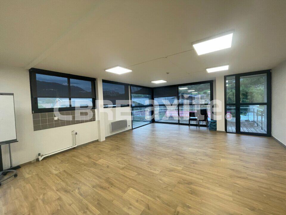 Bureaux de 440 m² à vendre à Sevrier, photo 2 sur 2