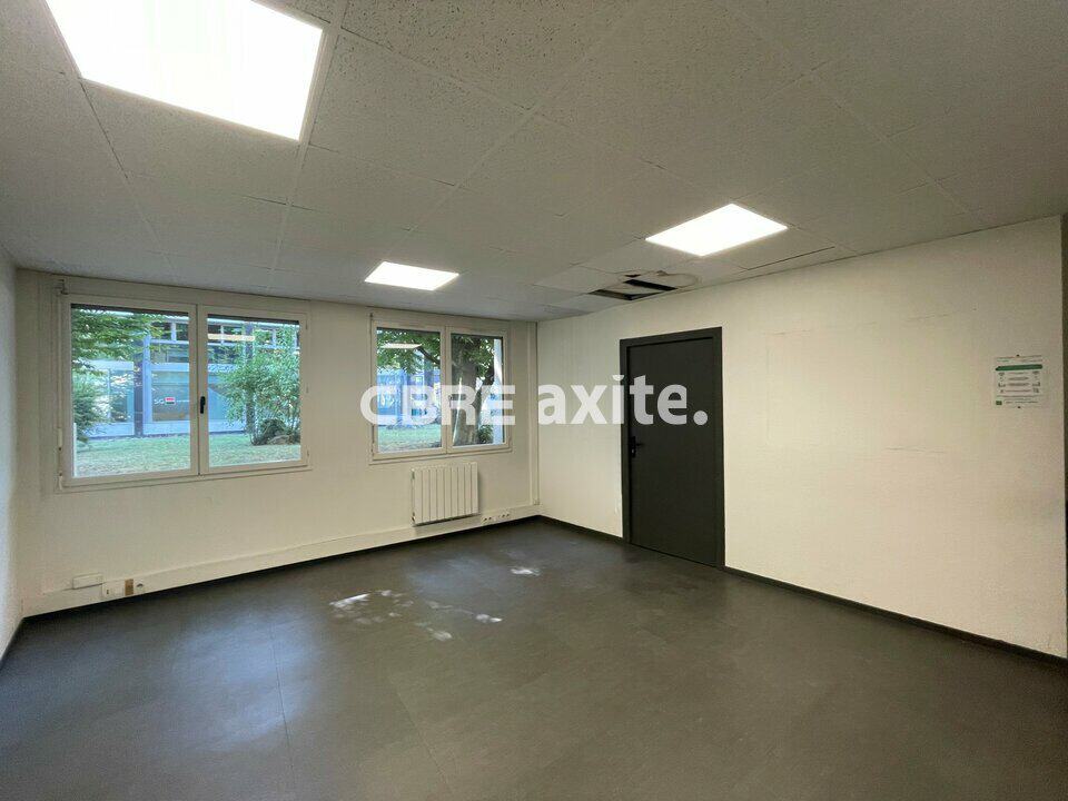 Bureaux de 980 m² à louer à Annecy, photo 2 sur 8