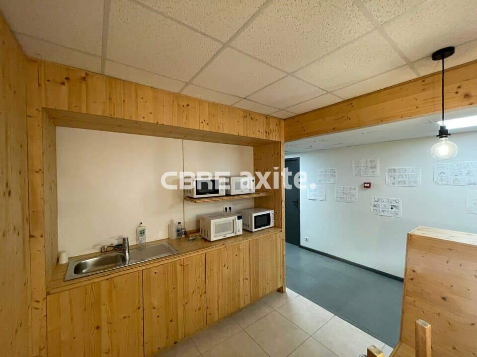 Bureaux de 980 m² à louer à Annecy, photo 3 sur 8
