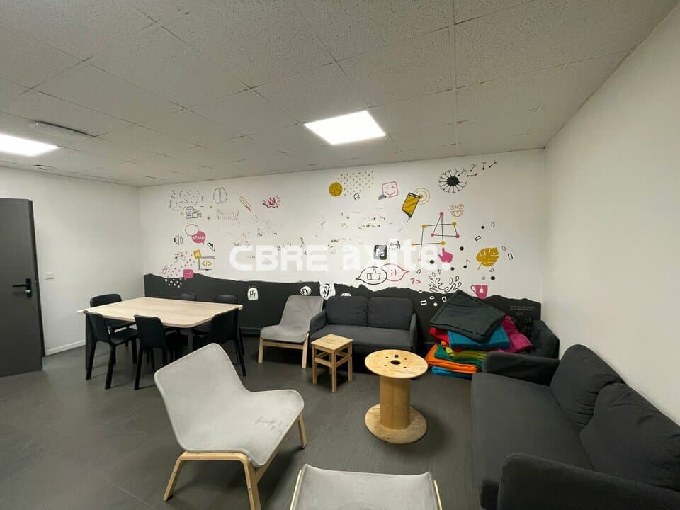 Bureaux de 980 m² à louer à Annecy, photo 4 sur 8