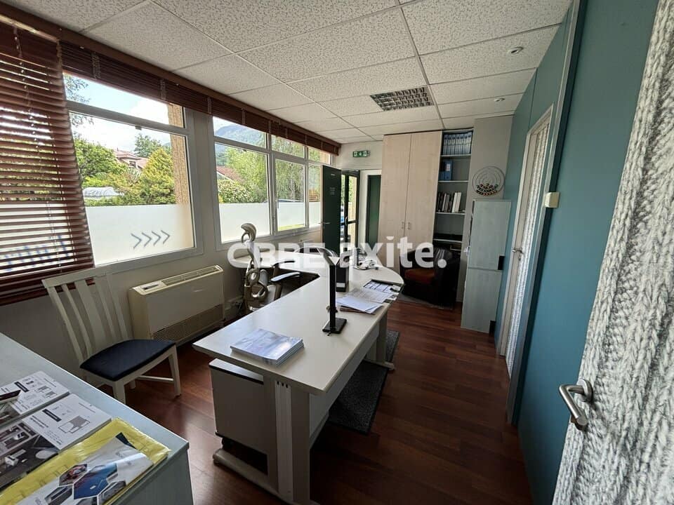 Bureaux de 54 m² à louer à Sevrier, photo 2 sur 3