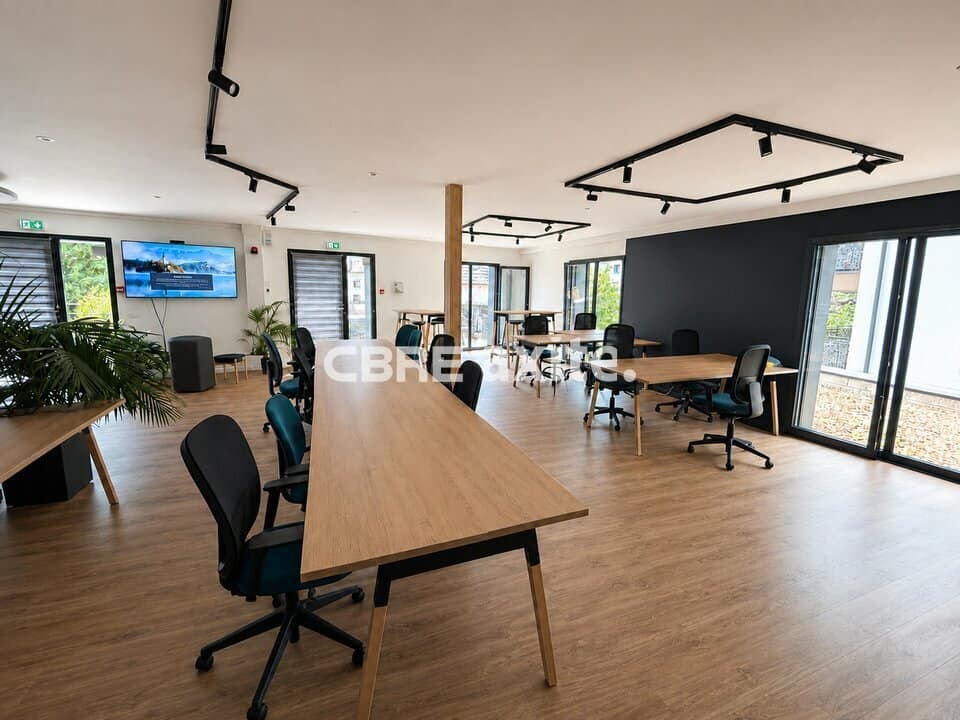 Bureaux de 195 m² à louer à Annecy, photo 3 sur 6