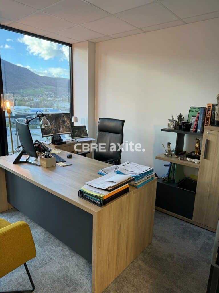 Bureaux de 121 m² à louer à Poisy, photo 2 sur 7