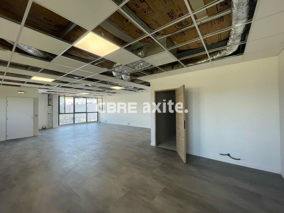 Bureaux de 97 m² à louer à Seynod, photo 2 sur 3