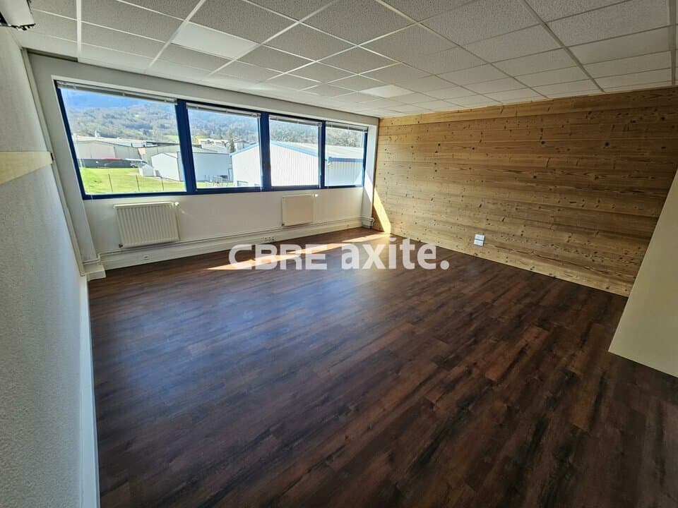 Bureaux de 62 m² à louer à Faverges, photo 2 sur 2
