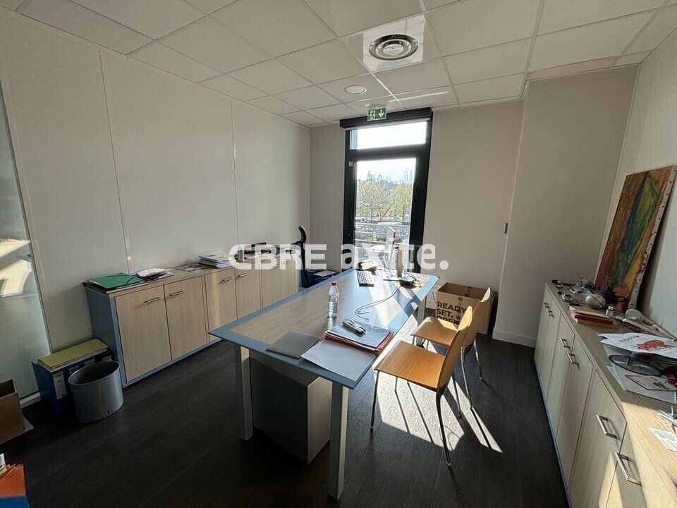 Bureaux de 234 m² à vendre à Chavanod, photo 2 sur 7